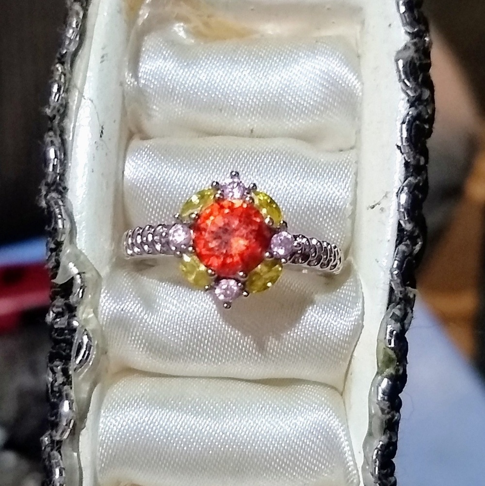 Very cute silvertone cocktail ring